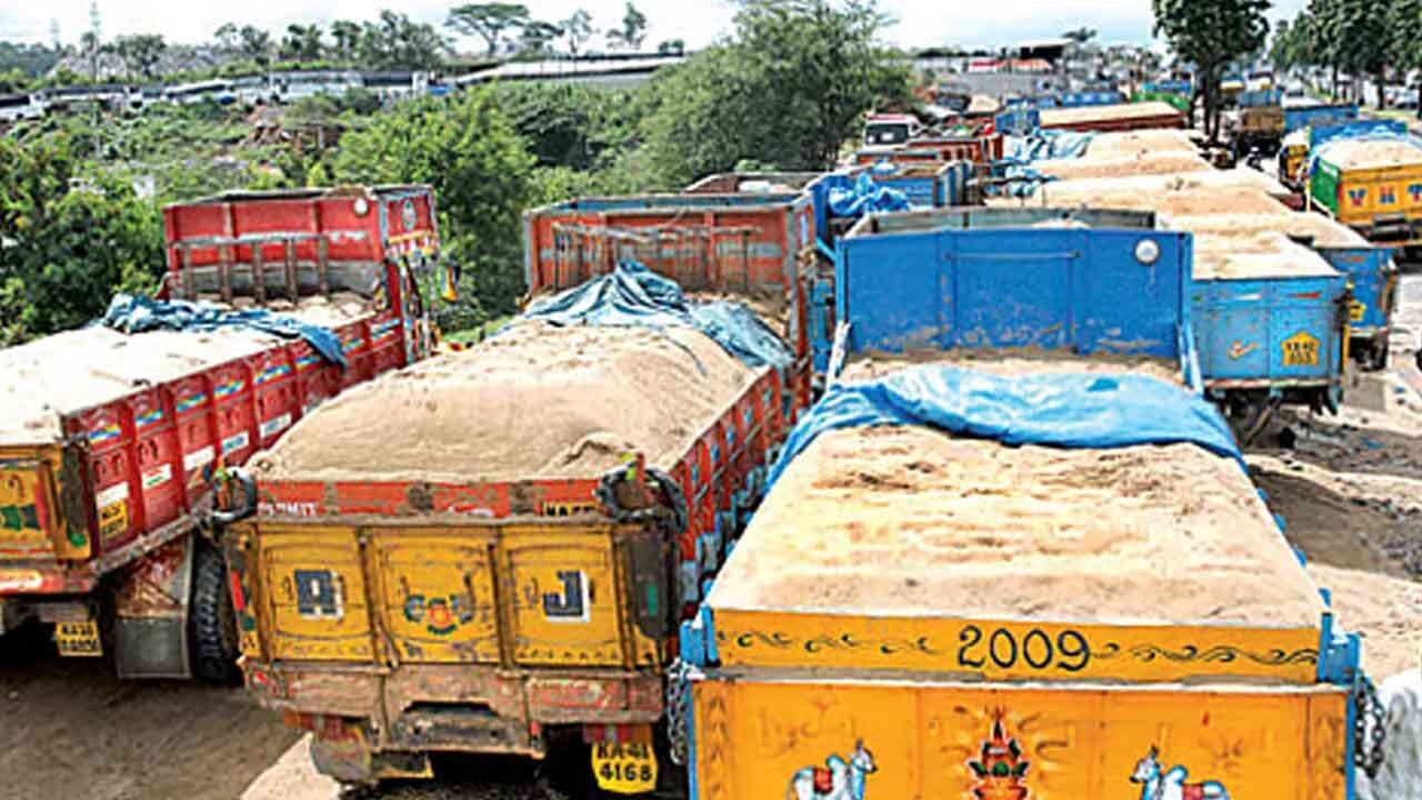 Police seize thirteen lorries for illegal sand
