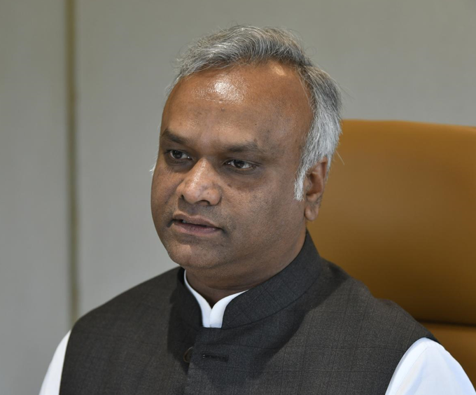 Kharge offers to pay RSS registration fees