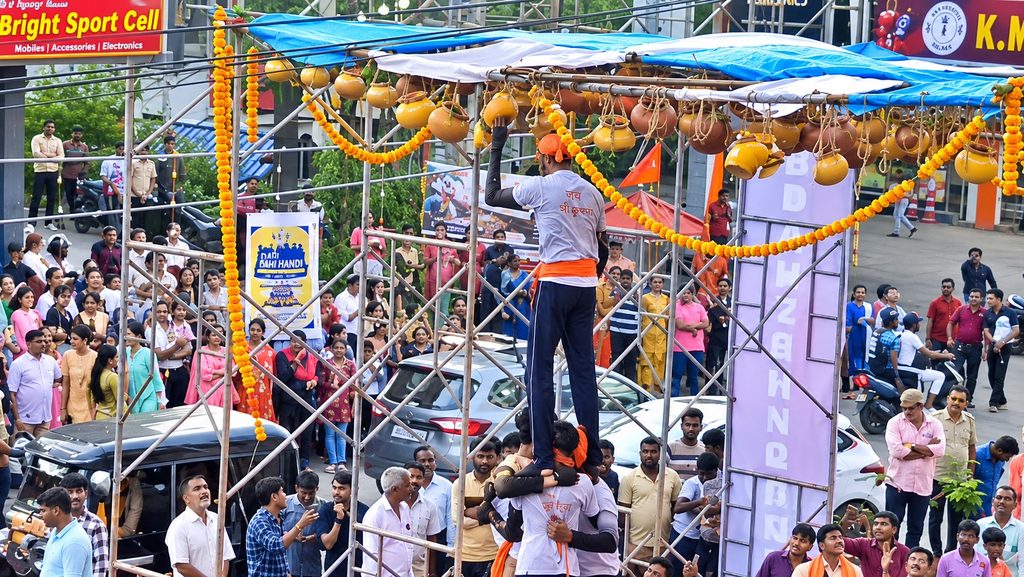 Youth form human pyramids as Mangaluru celebrates Mosarukudike