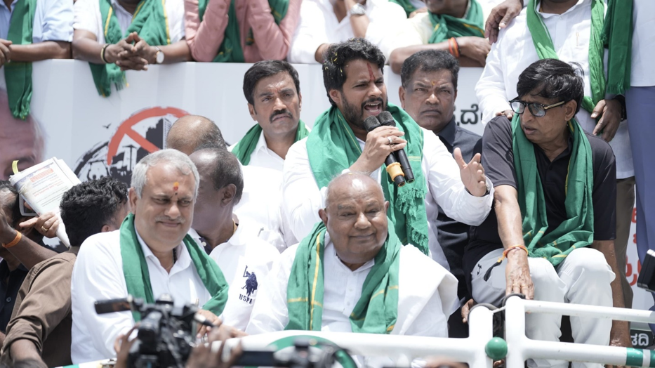 Deve Gowda joins JD(S) padayatra against Bidadi Township