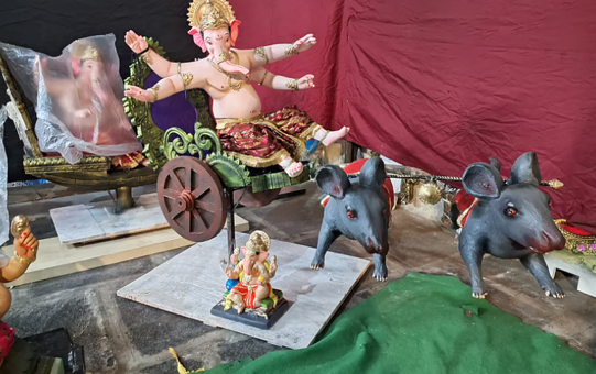 Kakatives Ganesh Mandal offers idols without profit