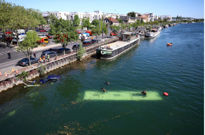 Bus falls into Seine near Paris, all rescued