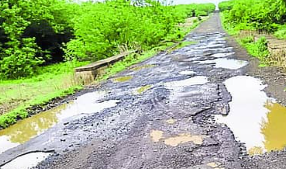 Commuters protest poor condition of the Aurad Koutha road