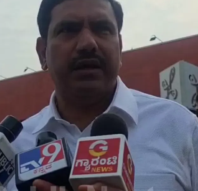 Vijayendra travels by metro, supports PM’s call for frugality
